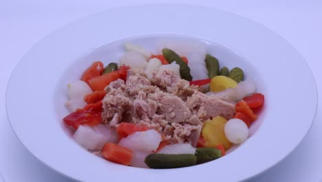 Ensalada-Mediterranea-De-Atún.-Ensalada-De-Verduras-De-Verano-Con-Atún