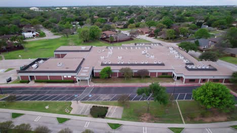 Este-Es-Un-Video-Aéreo-De-La-Escuela-Primaria-De-Highland-Village-Ubicada-En-Highland-Village.