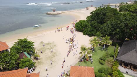 Vista-Aérea,-Procesión-En-La-Playa-De-Samuh-Durante-La-Ceremonia-Melasti-Antes-Del-Día-Silencioso-De-Nyepi