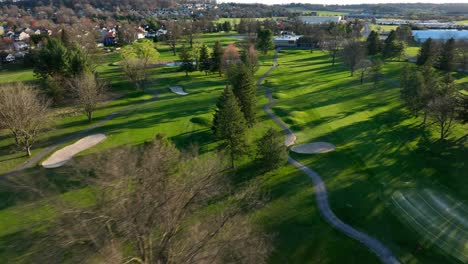 Drohnenflug-über-Dem-Grünen-Golfplatz-In-Amerika-Während-Des-Goldenen-Sonnenuntergangs