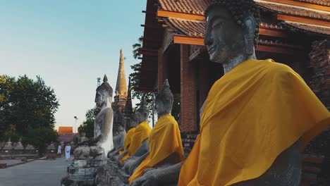 Monjes-Budistas-En-Ruinas-De-Ayutthaya