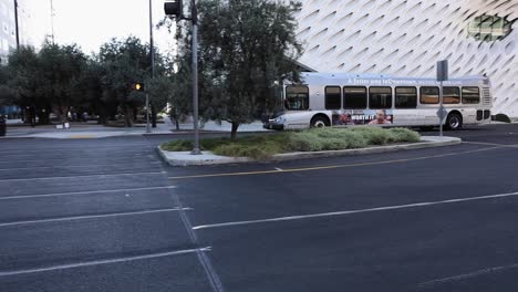 Un-Autobús-Del-Metro-Viaja-Por-La-Calle-Del-Distrito-Financiero-Frente-A-Los-Museos.