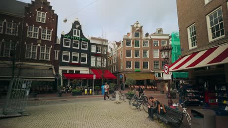 La-Famosa-Arquitectura-De-Las-Casas-Del-Canal-Holandés-En-La-Plaza-Spui-En-Amsterdam,-Países-Bajos