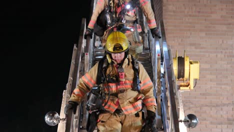 Bombero---Bomberos-Bajando-Por-Una-Escalera-Después-De-Extinguir-El-Incendio-En-Un-Edificio-Abandonado