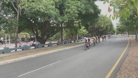 Professionelle-Gruppe-Von-Radfahrern-Radfahren-Während-Berühmten-Radrennen-Im-Mirador-Sur-Park-Von-Santo-Domingo-In-Der-Dominikanischen-Republik
