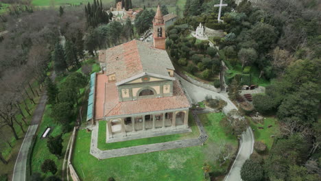 Luftige-Eleganz:-Madonna-Del-Transit-Des-Canoscio-Heiligtums-In-Città-Di-Castello