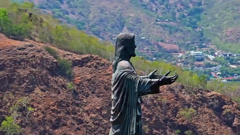 Cabo-Fatucama,-Dili,-Timor-Oriental---Estatua-Del-Cristo-Rei-De-Dili---Toma-Panorámica-Aérea