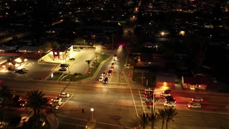 Nachtzeitraffer-Von-Belebten-Straßen,-Hell-Erleuchteten-Geschäftshäusern-In-San-Bernardino,-Kalifornien,-Highway-10,-Redlands-Freeway-Mit-Costco-Wholesale-Im-Blick,-Luftaufnahme-Mit-Dolly