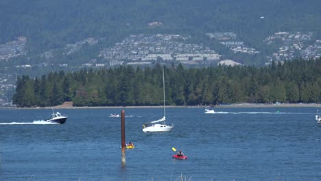 Kayak-En-Vancouver-Con-Lanchas-Rápidas-Al-Fondo.