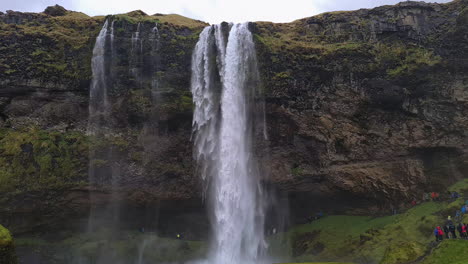 Wasserfall-Seljalandsfoss,-Island,-Berühmtes-Wahrzeichen-Und-Touristenattraktion