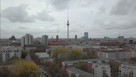 --Flug-über-Berlin-Richtung-&quot;Fernsehturm&quot;---Übersicht-Der-Sehenswürdigkeiten-In-Berlin