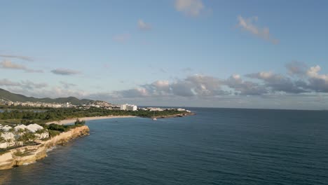 Cupecoy-Saint-Martin-Fliegt-In-Richtung-Mullet-Bay,-Während-Ein-Kleines-Flugzeug-Am-Horizont-Landet