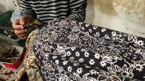 Indonesian-old-women's-hand-making-batik-clothes