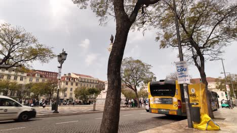 Walking-in-Rossio-Square-in-Lisbon-downtown,-Slow-motion