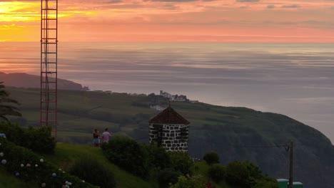 Los-Turistas-Disfrutan-De-Una-Impresionante-Vista-Del-Atardecer-Sobre-El-Atlántico-Desde-Vigia-Das-Baleias,-Aérea.