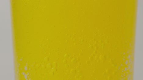 Tableta-Efervescente-Amarilla-Gaseosa-Que-Se-Disuelve-En-Agua