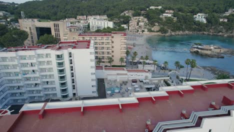 Luftaufnahme-Einer-Umlaufbahn-über-Einem-Ferienhotel-Am-Meer,-Umgeben-Von-Regenwald