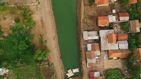 Luftaufnahme-Von-Oben-über-Den-Fluss-Citarum-Bei-Ebbe,-In-Der-Stadt-Bandung,-Indonesien