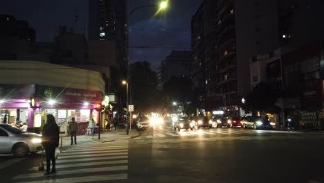 Buenos-Aires-Stadt-Bei-Nacht,-Corrientes-Avenue,-Zeitraffer,-Menschen,-Autoverkehr,-Dämmerung-In-Der-Pulsierenden-Südamerikanischen-Metropolszene-Bei-Nacht