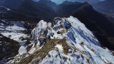 Flug-über-Den-Gipfel-Des-Bergkamms-über-Resegone,-Italienische-Alpen-Mit-Schnee-In-Norditalien