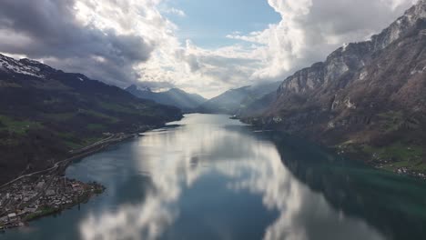 Vogelperspektive-Auf-Den-Riesigen-Walensee-In-Wessen-Amden-Quinten-Mols-Walenstadt-Schweiz,-Ein-Paradiesischer-Ort-In-Der-Schweiz