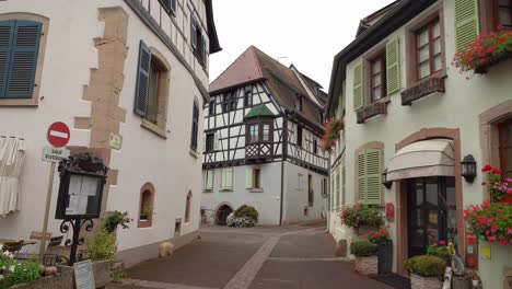 In-Bestimmten-Teilen-Des-Dorfes-Eguisheim-Können-Die-Straßen-Sehr-Leer-Sein