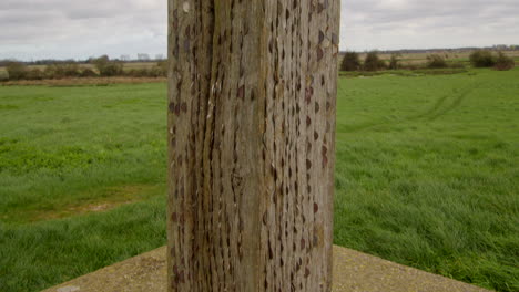 Ecke-Auf-Schuss-Der-Münzen-Im-Wald,-Die-Das-Kreuz-Des-Friedens-Mit-In-Den-Ruinen-Von-St.-Benet-Bildet