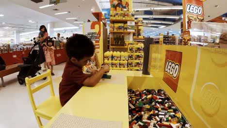 Kinder-Spielen-Mit-Legos-In-Einem-Einkaufszentrum
