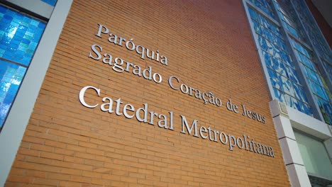 Vista-De-Paralaje-De-La-Fachada-De-La-Catedral-De-Londrina.