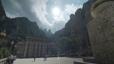 Hermoso-Día-En-El-Monasterio-De-Montserrat-En-Cataluña,-España