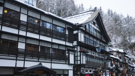 Ginzan-Onsen,-Schnee-Auf-Traditionellen-Ryokan-Thermalquellen-In-Japan,-Winterszene-4k