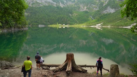 Gente-Contemplando-El-Lago-En-La-Región-De-Gosausee