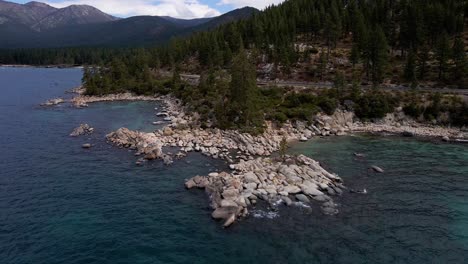 Imágenes-Aéreas-De-Drones-De-4k-De-Rocas-En-La-Costa-Del-Lago-Tahoe-Montañas-De-Sierra-Nevada-En-El-Norte-De-California