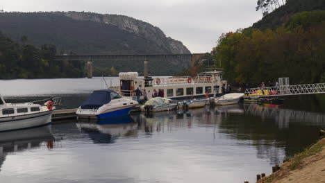 Un-Tranquilo-Río-Portugués-Brilla-Mientras-Los-Pasajeros-Abordan-Un-Crucero-De-Placer.