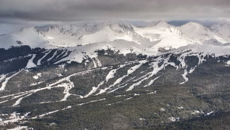 Vail-Pass-I70-Perspectiva-De-La-Estación-De-Esquí-De-La-Montaña-De-Cobre-Fyler-Americano-Sendero-Forestal-Corre-Diez-Millas-De-Alcance-Leadville-Colorado-Icono-Rocoso-Nevado-Invierno-Primavera-Picos-Nevados-Tarde-Nubes-Adelante