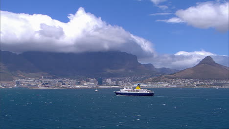 Crucero-De-Pasajeros-Acercándose-Al-Puerto-De-Ciudad-Del-Cabo