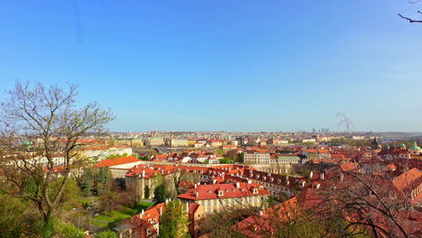 Paisaje-Urbano-Panorámico-De-La-Histórica-Antigua-República-Checa-Ciudad-De-Praga-Horizonte-Luz-Del-Sol-De-Otoño-Sobre-El-Destino-De-La-Capital-Europea-De-Viajes,-árboles-Secos,-Arquitectura-De-Techos-Rojos,-Casas