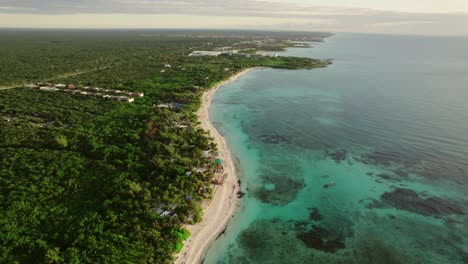 Luftbild-Dolly-Draußen-In-Der-Karibik-Strand