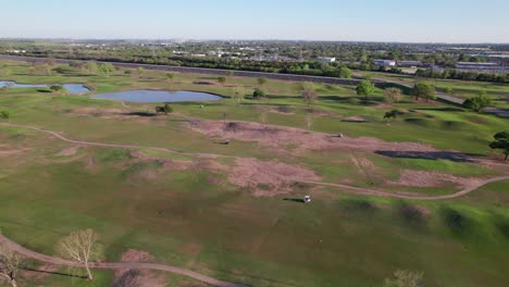 Dies-Ist-Ein-Luftbildvideo-Des-Lake-Park-Golfplatzes-In-Lewisville,-Texas