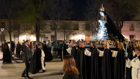 High-quality-filming-of-the-procession-coordinators-ordering-the-20-bearers-of-the-Virgin-of-Angustias-to-stop-for-a-moment-and-the-march-resumes,-everything-takes-place-at-night