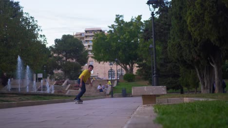Mann-Macht-Ein-Paar-Skateboard-Tricks-In-Spanien