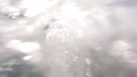 Hombre-Nadando-Revelado-Detrás-De-Burbujas-Bajo-El-Mar