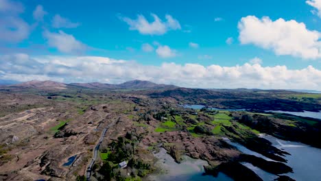 Eine-Spektakuläre-4K-Drohnenaufnahme-Der-Halbinsel-Mixen-Head-über-Der-Kealfadda-Brücke-In-West-Cork,-Irland