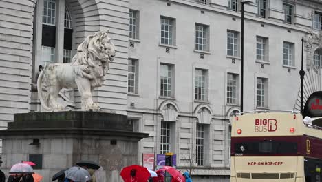 Big-Bus-or-Top-View-by-the-South-Bank-Lion,-London,-United-Kingdom