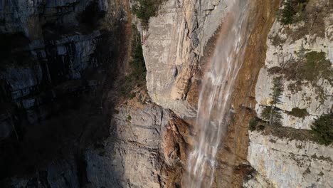 Das-Rauschende-Wasser-über-Den-Felsen-Des-Seerenbachfälle-Wasserfalls-In-Der-Nähe-Des-Dorfes-Amden