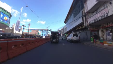Ciudad-De-Cebú,-Filipinas---Capturando-El-Ajetreo:-Filmando-El-Tráfico-De-La-Ciudad-Desde-Un-Tuk-tuk-En-Cebú,-Filipinas---Un-Viaje-Urbano-Vibrante