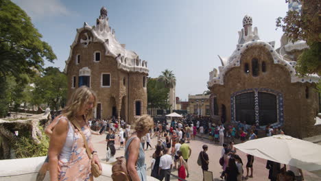 Multitudes-De-Turistas-En-La-Entrada-Del-Parque-Güell,-Barcelona.