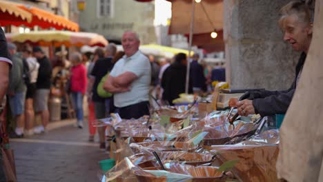 El-Mercado-Del-Casco-Antiguo-De-Annecy-Es-Donde-La-Mayoría-De-Los-Lugareños-Pueden-Encontrar-Una-Amplia-Variedad-De-Comida-Local-Centrada-En-El-Sabor.