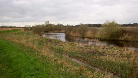 Entwässerungsgraben-Neben-Dem-Fluss-Ant,-An-Der-Ludham-Bridge