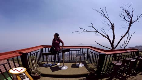 Balcón-Con-Vista-A-La-Cima-De-La-Colina,-Phu-Thap-Boek,-Phetchabun,-Tailandia